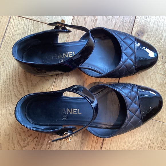 Chanel Black Patent leather turnlock gold CC flats Size US 7 EU 37 - Picture 5 of 16